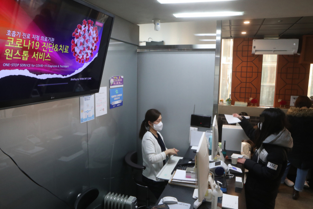 지난 9일 오후 서울 종로구 예림이비인후과에서 시민들이 코로나19 검사를 기다리고 있다.연합뉴스