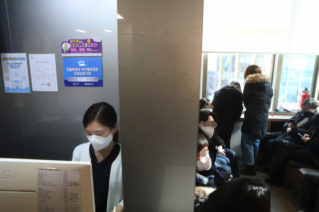지난 9일 오후 서울 종로구 예림이비인후과에서 시민들이 코로나19 검사를 기다리고 있다.연합뉴스