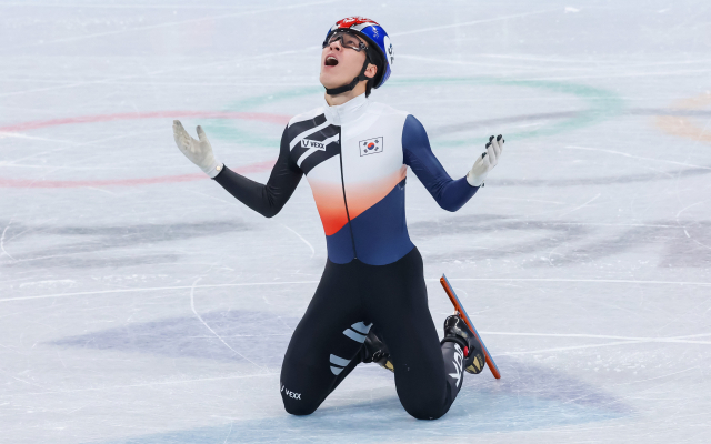 한국 쇼트트랙 대표팀 황대헌이 9일 오후 중국 베이징 캐피털 실내 경기장에서 열린 2022 베이징 동계올림픽 쇼트트랙 남자 1500m 결승에서 금메달을 획득한 후 기뻐하고 있다. /연합뉴스