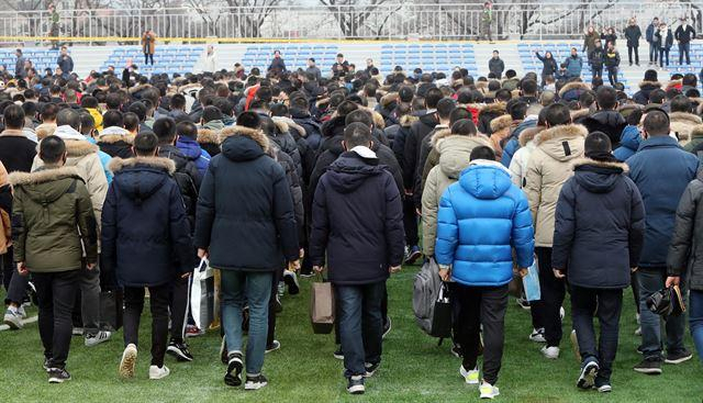 충남 논산 육군훈련소에서 훈련병들이 입영행사를 마치고 연병장을 나가고 있다./연합뉴스