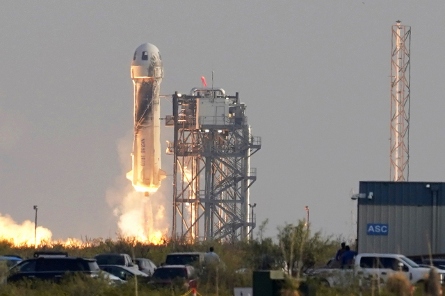 지난 해 7월 20일(현지시간) 미국 텍사스주 서부 사막지대 발사 기지에서 미국 우주탐사 기업 '블루 오리진'의 로켓 '뉴 셰퍼드'가 이륙하고 있다. /연합뉴스