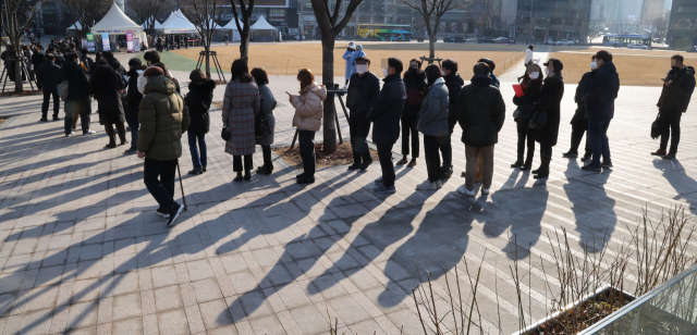 코로나19 선별진료소에서 시민들이 검사를 기다리고 있다. 중앙방역대책본부는 이날 0시 기준 코로나19 확진자가 5만4122명이라고 밝혔다./연합뉴스