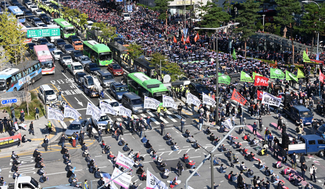 민주노총 조합원들이 지난해 10월 20일 서울 서대문역 사거리에서 도로를 점거하고 집회를 열고 있다. 성형주 기자