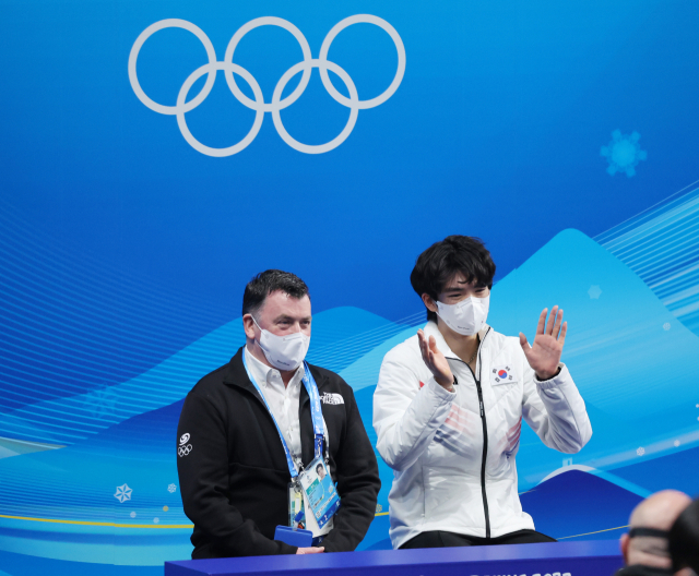 차준환(오른쪽)이 10일 브라이언 오서 코치와 함께 프리스케이팅 점수를 확인한 뒤 미소 짓고 있다. 연합뉴스