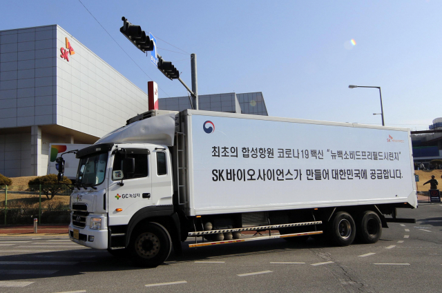 지난 9일 오전 경북 안동시 SK바이오사이언스에서 출하된 코로나19 노바백스 백신이 수송차량에 실려 이동하고 있다./연합뉴스