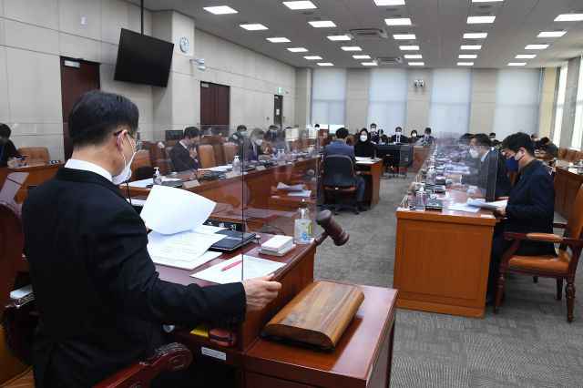 10일 오전 국회에서 열린 정치개혁특별위원회 소위원회에서 조해진 소위원장이 개회를 선언하고 있다./권욱 기자