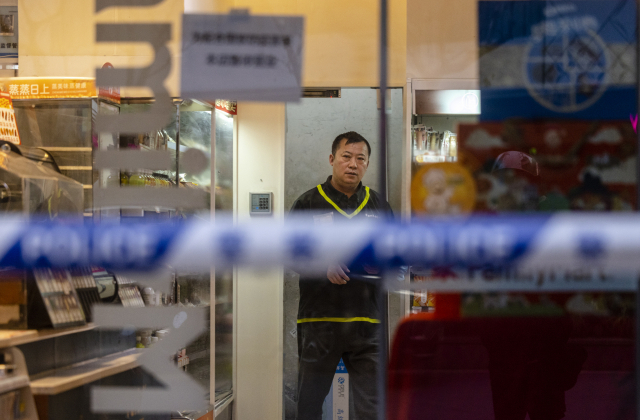 지난 1월 14일 중국 상하이 시내의 한 가게가 코로나19 발생을 이유로 봉쇄돼 있다. 중국에서 자영업자를 의미하는 개체공상호가 급증하고 있는 가운데 생존은 더 어려워졌다는 지적이 나온다. /EPA연합뉴스