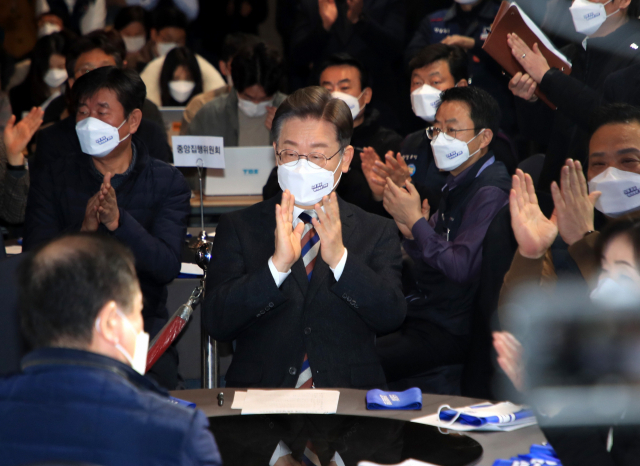 이재명(가운데) 더불어민주당 대선 후보가 10일 서울 영등포구 여의도 한국노총에서 열린 노동 정책 협약식에 참석해 박수를 치고 있다. 성형주 기자