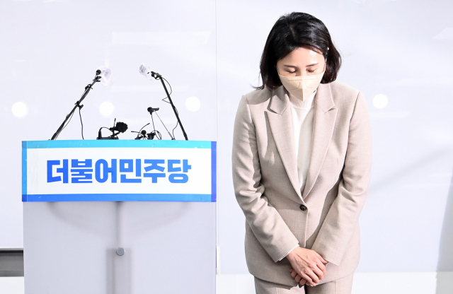 이재명 더불어민주당 대선 후보의 부인 김혜경 씨가 지난 9일 서울 여의도 당사에서 최근 불거진 '과잉 의전' 등 논란에 대해 사과 기자회견을 하며 고개 숙여 인사하고 있다./권욱 기자