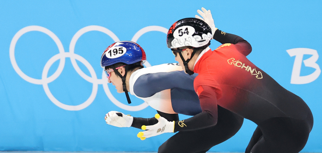 9일 베이징 동계올림픽 쇼트트랙 남자 1500m 준결승 3조에 출전한 박장혁이 인코스를 파고들자 중국 런쯔웨이가 과장된 액션을 취하고 있다. /연합뉴스