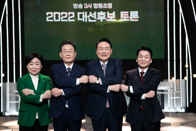 지상파 방송 3사가 공동 주최한 대선 후보 토론회가 열린 지난 3일 서울 KBS 스튜디오에서 심상정(왼쪽부터) 정의당, 이재명 더불어민주당, 윤석열 국민의힘, 안철수 국민의당 대선 후보가 토론회 전 기념 촬영을 하고 있다. 권욱 기자