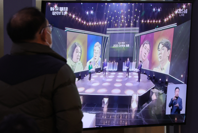 지난 3일 오후 서울역 대합실에서 시민들이 대선 후보 TV 토론을 시청하고 있다. 연합뉴스