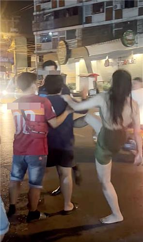지난 7일 태국 현지 SNS에서는 길거리에서 한 여성에게 얻어맞는 남성의 동영상이 올라와 관심을 모았다. /페이스북 캡처