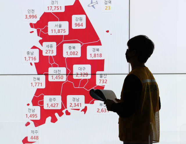 신종 코로나바이러스 감염증(코로나19) 신규 확진자 수가 5만명을 넘어선 10일 오후 경기도 성남시청 재난안전상황실 모니터에 확진자 숫자가 표시되고 있다. /연합뉴스