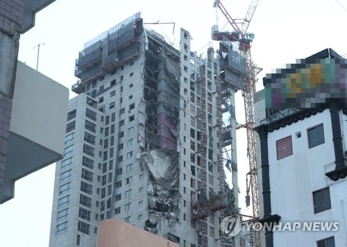지난달 11일 광주 서구 화정동에서 신축 공사 중인 고층아파트의 외벽이 무너져내렸다. /사진=연합뉴스