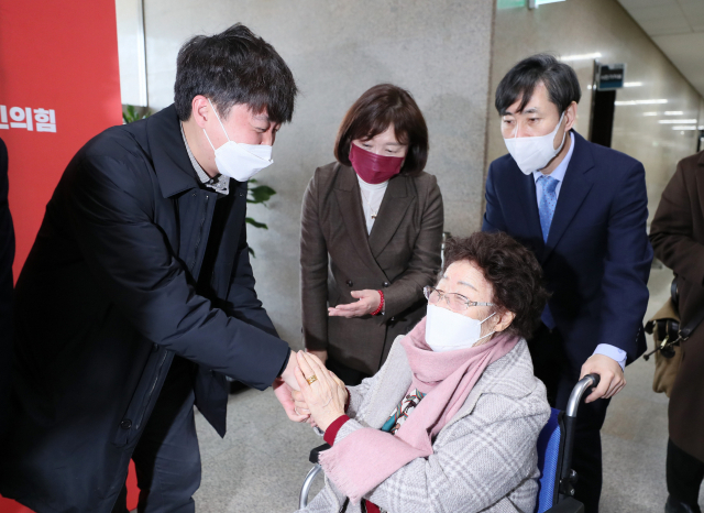 일본군 '위안부' 피해자 이용수 할머니가 10일 오전 국회에서 이준석 국민의힘 대표와 면담 전 악수하고 있다. /연합뉴스