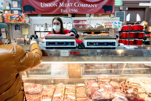 8일(현지시간) 미국 워싱턴 이스턴 마켓에 있는 유니온 미트 컴퍼니에서 한 고객이 고기 한 점 값을 지불하고 있다. 미국에서는 높은 물가 상승률로 인해 쇠고기마저 사치품이 되고 있다.AFP연합뉴스