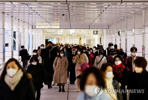 코로나19 오미크론 변이가 급속히 번지고 있는 일본 수도 도쿄에서 지난 9일 마스크를 쓴 행인들이 한 기차역 중앙홀을 걷고 있다. 로이터연합뉴스