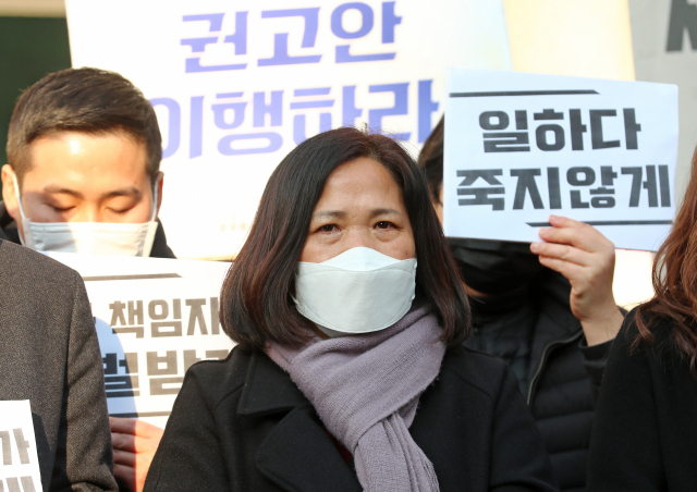 한국서부발전 태안화력발전소에서 발생한 고(故) 김용균씨 사망 사건 관련자들에 대한 1심 선고가 내려진 10일 대전지법 서산지원 앞에서 고인의 어머니 김미숙 씨가 기자회견을 하고 있다. 서산=연합뉴스