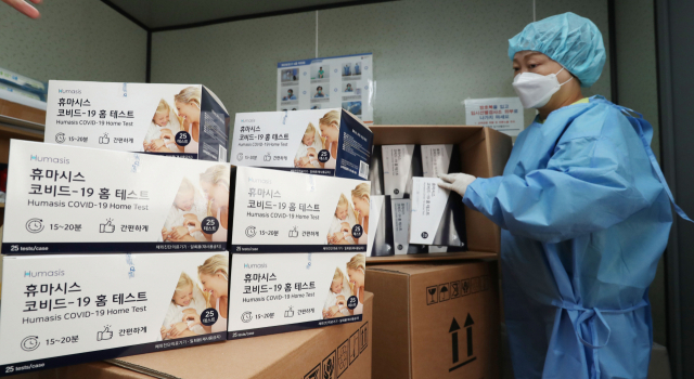 지난달 28일 서울역에 마련된 임시선별검사소에서 의료진이 신속항원검사를 위한 자가진단키트를 정리하고 있다. /연합뉴스