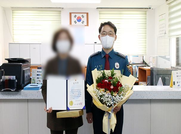 전남 고흥경찰서는 보이스피싱범 검거에 도움을 준 농협 직원에게 감사장을 전달했다. /전남 경찰서 제공