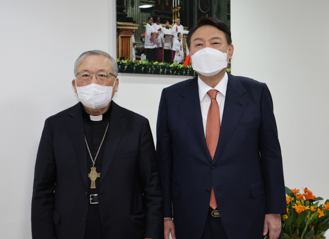 윤석열 국민의힘 대선 후보가 11일 오전 서울 종로구 가톨릭대 강성삼관에서 염수정 추기경을 예방, 기념촬영하고 있다. 연합뉴스