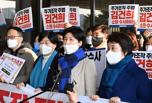 더불어민주당 의원들이 11일 오전 서울 서초구 서울중앙지방검찰청에서 윤석열 국민의힘 대선 후보의 부인 김건희 씨 주가 조작 사건 관련 즉각 소환조사 촉구 기자회견을 하고 있다./권욱 기자