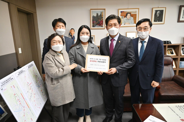 지난 10일 이동진(오른쪽) 도봉구청장 노형욱(오른쪽 두번째) 국토교통부 장관)을 만나 GTX-C노선 도봉 구간 사업에 관한 면담을 했다. / 도봉구청