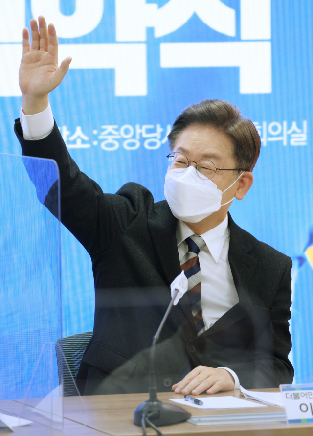 이재명 '10대 공약'발표…“임기내 연 100만원 기본소득' 결국 반영
