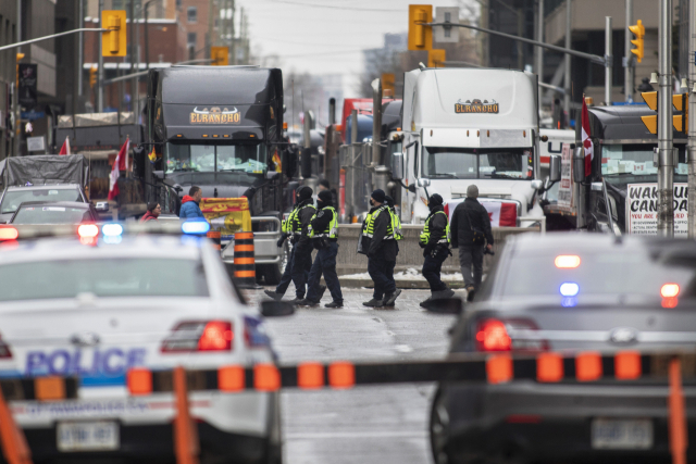10일(현지 시간) 캐나다에서 백신 의무화에 반대하는 시위대가 몰고 온 트럭이 수도인 오타와의 도심 한가운데를 막아선 채 경찰과 대치하고 있다. AP연합뉴스
