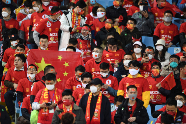 1일 베트남 하노이에서 열린 카타르 월드컵 최종예선전에서 베트남에 패배한 중국팀의 응원단이 크게 실망하고 있다. /AFP연합뉴스