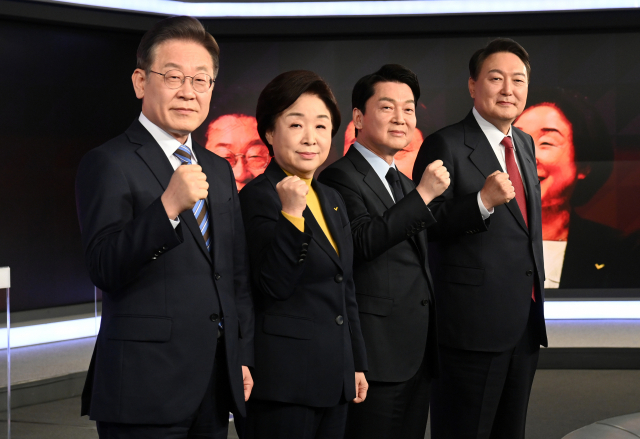 이재명(왼쪽부터) 더불어민주당, 심상정 정의당, 안철수 국민의당, 윤석열 국민의힘 대선 후보가 11일 서울 중구 매경미디어센터에서 열린 한국기자협회 주최 방송 6개사 공동 주관 TV토론회 시작에 앞서 기념 촬영을 하고 있다. 성형주 기자