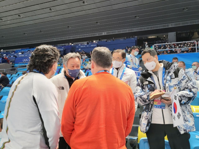 지난 9일 경기장에서 대화를 나누는 이기흥(왼쪽 두 번째) 대한체육회장과 헝가리 관계자들. 사진 제공=대한체육회