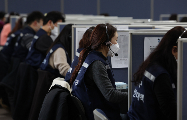 11일 오전 서울 광진구청 재난안전대책본부 종합상황실에서 직원이 역학조사 모니터링을 위해 전화통화를 하고 있다. /연합뉴스