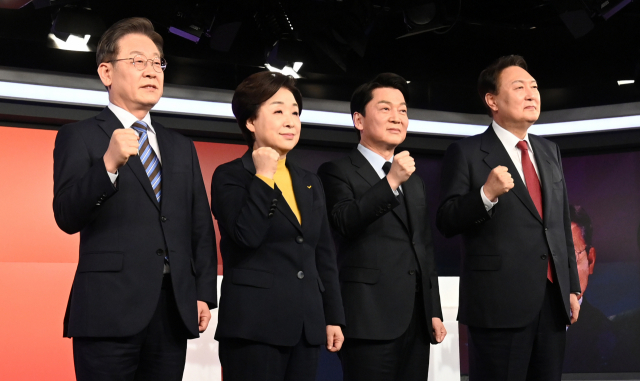 이재명 더불어민주당, 심상정 정의당, 안철수 국민의당, 윤석열 국민의힘 대선후보(왼쪽부터)가 11일 오후 서울 중구 매경미디어센터에서 열린 한국기자협회 주최 방송 6개사 공동 주관 2022 대선후보 초청 토론회 시작에 앞서 기념촬영을 하고 있다. / 권욱 기자