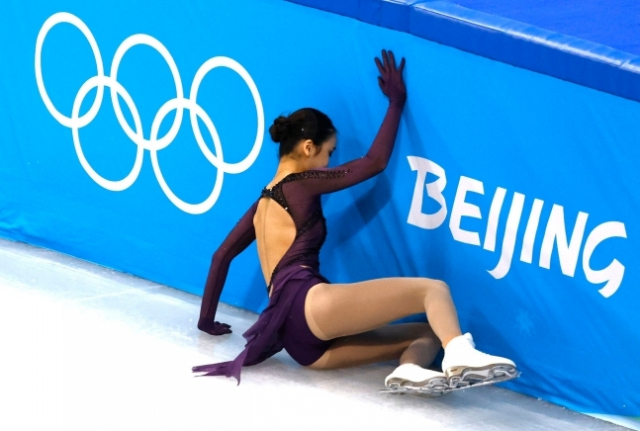 피겨선수 주이가 베이징 동계올림픽 피겨 단체전에서 첫 콤비네이션 점프 착지 실수한 뒤 벽에 충돌하고 있다. 그러자 중국 네티즌들은 주이에 대해 “수치스럽다”며 비난에 나섰다. /로이터 연합뉴스
