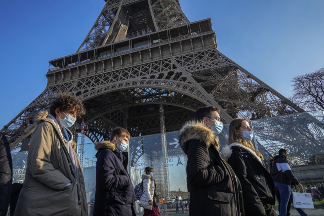 지난해 12월 21일(현지시간) 프랑스 파리에서 마스크를 쓴 시민들이 에펠탑 앞을 지나고 있다. /연합뉴스