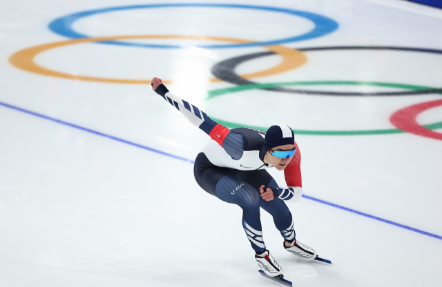 한국의 차민규가 12일 오후 중국 베이징 국립 스피드스케이팅 경기장(오벌)에서 열린 2022 베이징 동계올림픽 스피드스케이팅 남자 500m 경기에서 역주하고 있다. 연합뉴스