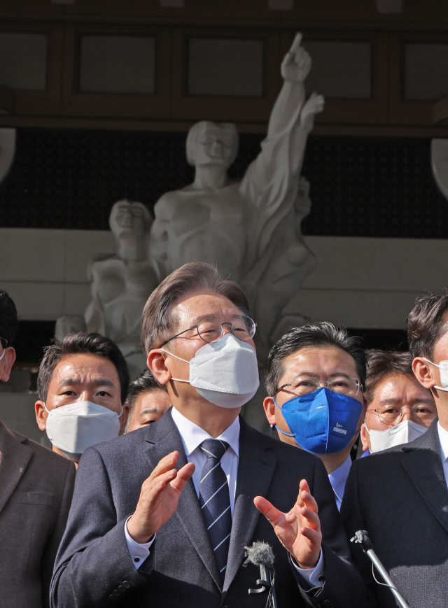 이재명 더불어민주당 대선 후보가 12일 충남 천안시 동남구 목천읍 독립기념관 겨레의 집에서 지지를 호소하고 있다./천안=연합뉴스