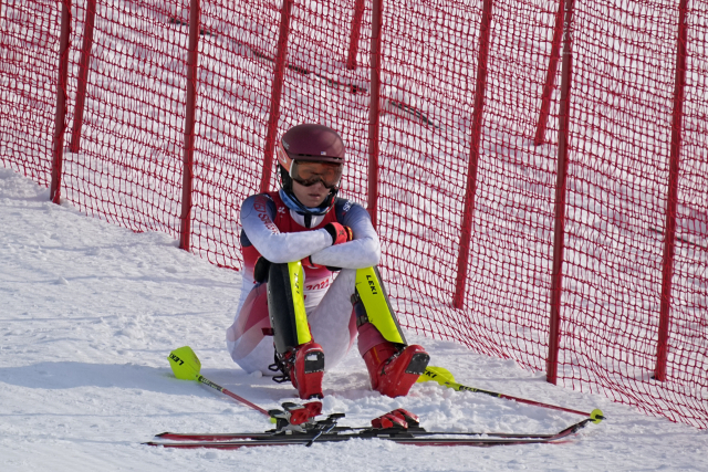 지난 9일 베이징 동계올림픽 스키 알파인 여자 회전 경기에서 미케일라 시프린(미국)이 실격된 뒤 코스에 주저앉아 있다. /연합뉴스