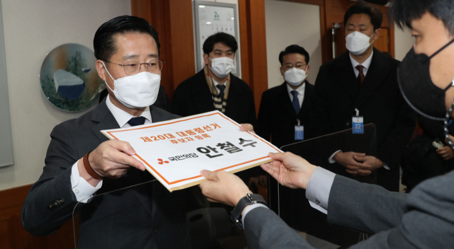 제20대 대통령 선거 후보 등록 첫날인 13일 경기도 과천시 중앙선거관리위원회에서 국민의당 이태규 총괄선대본부장이 안철수 대선 후보를 대리해 후보 등록하고 있다./국회사진기자단