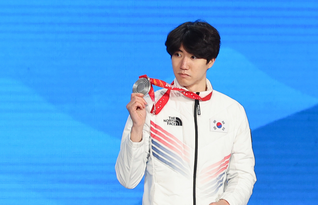 2022 베이징 동계올림픽 스피드스케이팅 남자 500m에서 2위를 차지한 한국의 차민규가 지난 12일 중국 베이징 메달플라자에서 열린 메달 수여식에서 은메달을 수여받은 뒤 메달을 들어 보이고 있다. /연합뉴스