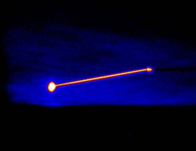 미국 공중발사레이저의 일종인 'ALTB'가 시험발사에서 단거리 탄도미사일을 명중시키는 장면. 적외선 카메라로 촬영한 영상이다.