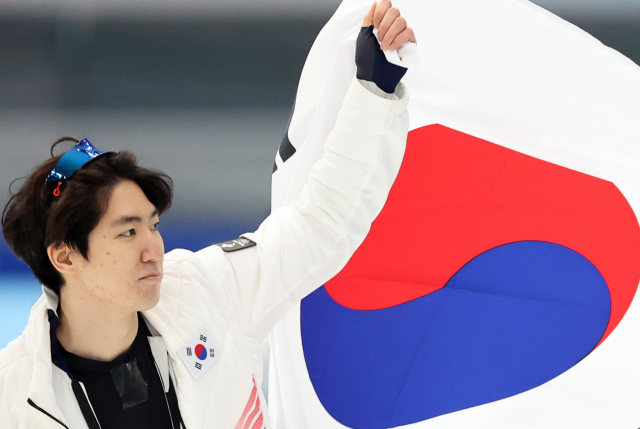 스피드스케이팅 남자 500m 은메달을 따낸 뒤 태극기를 펼쳐 들고 세리머니 하는 차민규. 연합뉴스