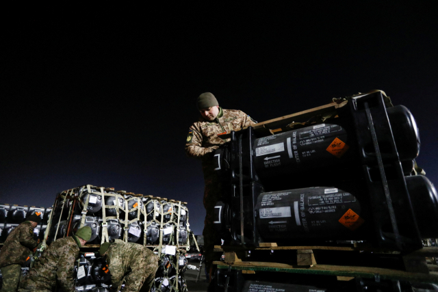 우크라이나 군인들이 지난 10일(현지 시간) 수도 키예프의 보리스필 국제공항에 도착한 미국산 재블린 대전차 미사일의 포장을 풀고 있다. /연합뉴스