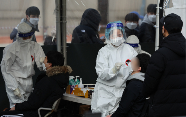 13일 오전 서울역 임시선별검사소에서 시민들이 신속항원검사를 받고 있다. 중앙방역대책본부는 이날 0시 기준으로 코로나19 확진자가 5만 6431명 늘어 누적 135만 650명이라고 밝혔다. 연합뉴스