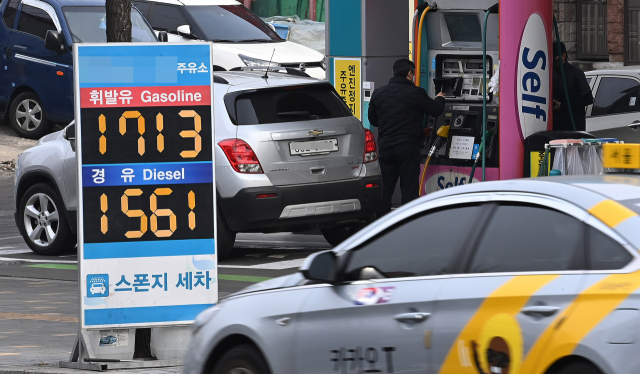 국제유가가 급상승하며 국내 기름값이 다시 치솟고 있다.13일 서울 시내 한 주유소에서 휘발유가 리터당 1,713원에 판매되고 있다./오승현 기자