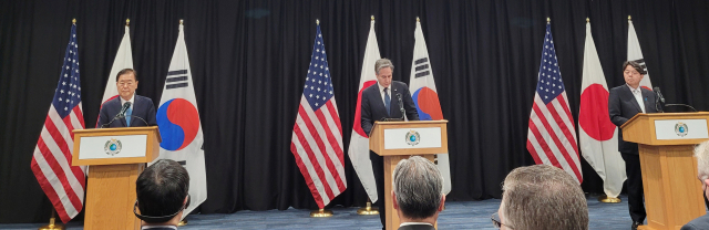 정의용(왼쪽부터) 외교부 장관과 토니 블링컨 미국 국무장관, 하야시 요시마사 일본 외무상이 12일(현지시간) 하와이 아태안보연구소에서 열린 한미일 외교장관 3자 회담을 마치고 공동 기자회견을 하고 있다. /연합뉴스