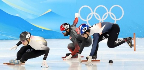 대한민국 쇼트트랙 대표팀 황대헌 선수가 13일 오후 중국 베이징 캐피털 실내 경기장에서 열린 2022 베이징 동계올림픽 쇼트트랙 남자 500m 준결승 2조 경기에서 질주하다 삐끗하고 있다. / 연합뉴스