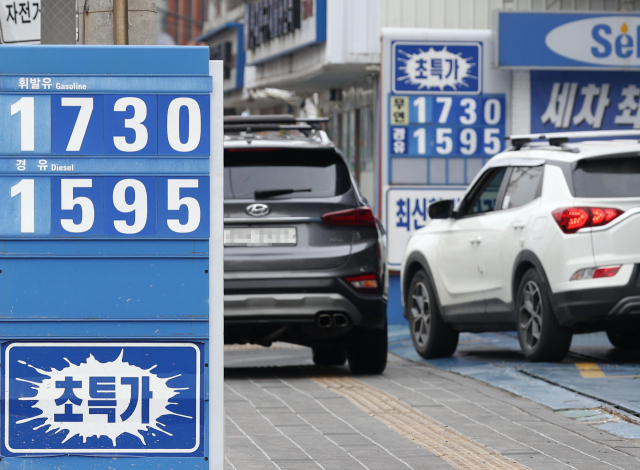 13일 서울 시내 한 주유소 앞에 휘발유 가격이 게시돼 있다. 한국석유공사 유가 정보 서비스 ‘오피넷’에 따르면 이날 주유소 휘발유 평균 판매 가격은 ℓ당 1709.55원을 기록해 4주 연속 상승세를 이어갔다. 연합뉴스